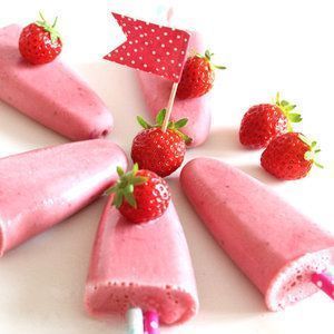 2592060-glaces-popsicle-lait-de-coco-et-fraises.jpg