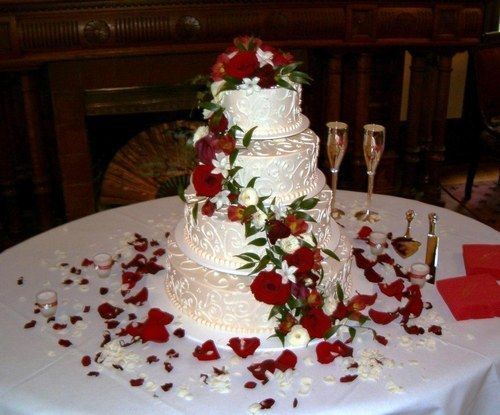 477566_Q7SRIKZLXJB6WPSTTWU2AARF1NXD41_gateau-mariage_H215220_L.jpg