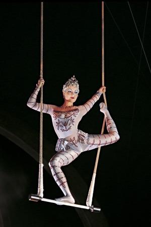 56054108cirque-big-trapeze-300-1-jpg.jpg