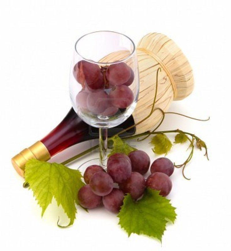 9245062-bouteille-de-vin-rouge-et-verre-plein-avec-raisins-isol-s-sur-fond-blanc.jpg