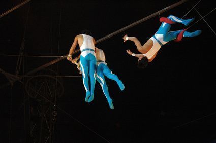 acrobatie-aerienne-cirque.jpg